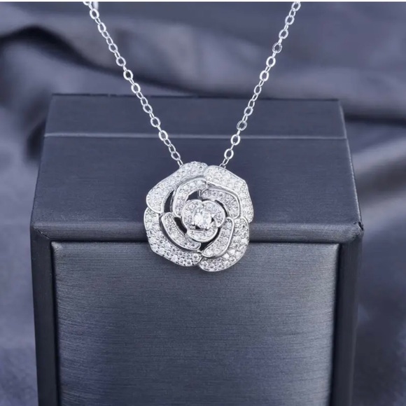 Caméllia Flower Pendant Necklace with Inlaid Zircon - 5.3g